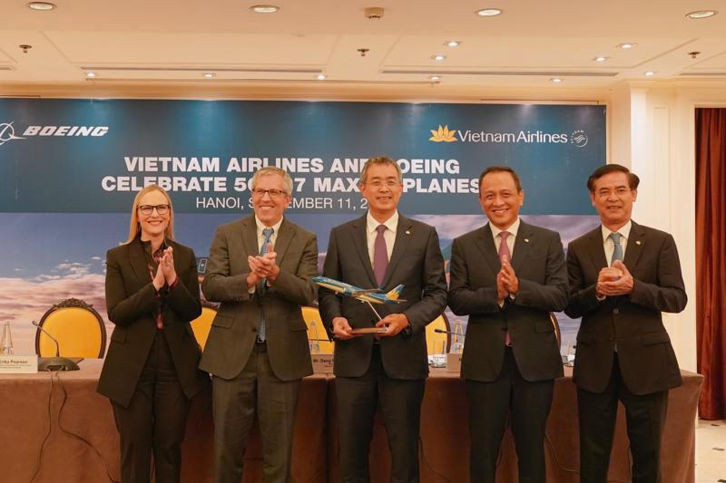 Mới đây, Hãng hàng không Quốc gia Vietnam Airlines và tập đoàn sản xuất máy bay Boeing ký kết bản ghi nhớ về việc chào bán 50 máy bay thân hẹp Boeing 737 MAX với giá trị 10 tỷ USD... Ảnh: Vneconomy