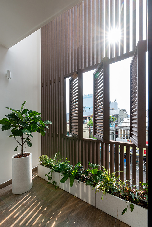 Hệ lam vừa giúp che nắng, cản bụi, vừa giúp đón được ánh sáng, gió trời và giữ gìn sự riêng tư cần có.