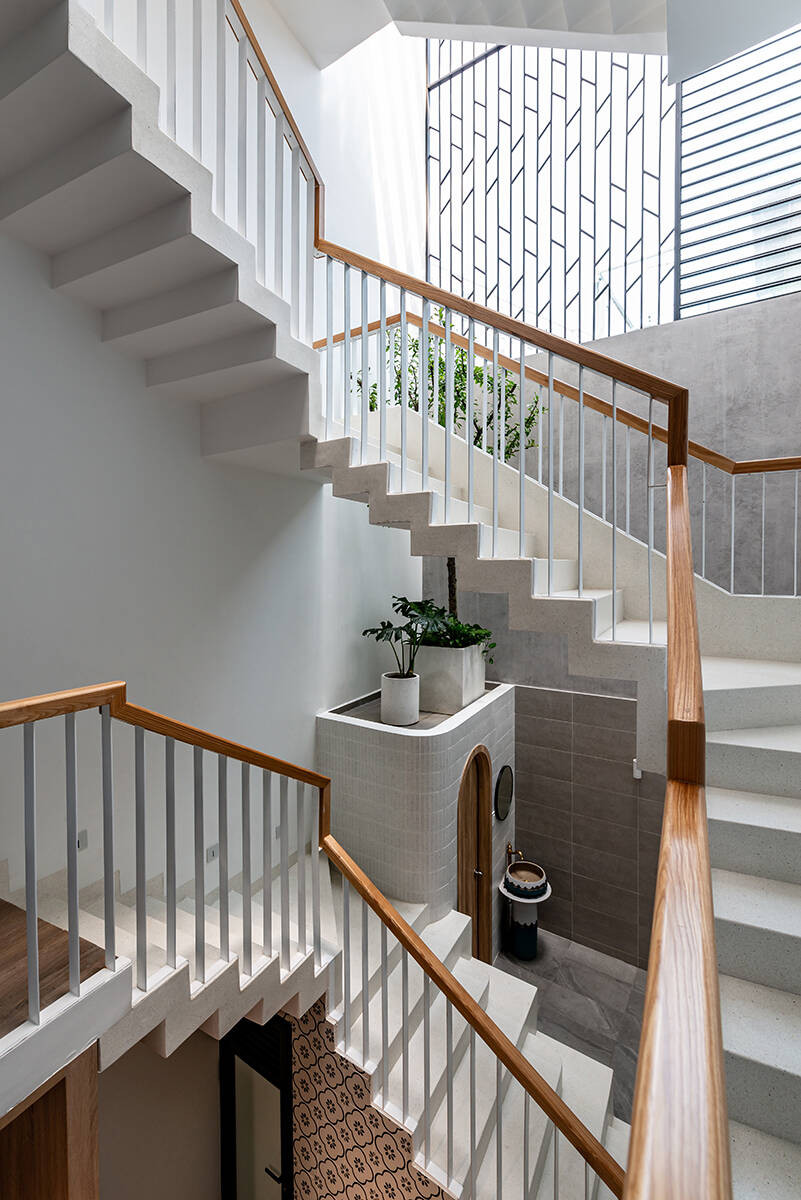 Các bậc cầu thang nhỏ gọn khắc phục sự hạn chế diện tích, giúp mở rộng không gian sinh hoạt của gia đình tại mỗi tầng.