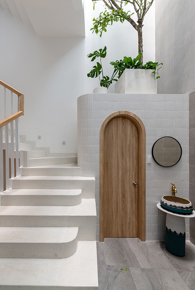 Giếng trời giúp đưa ánh sáng lưu thông theo chiều dọc đến mọi không gian trong nhà.