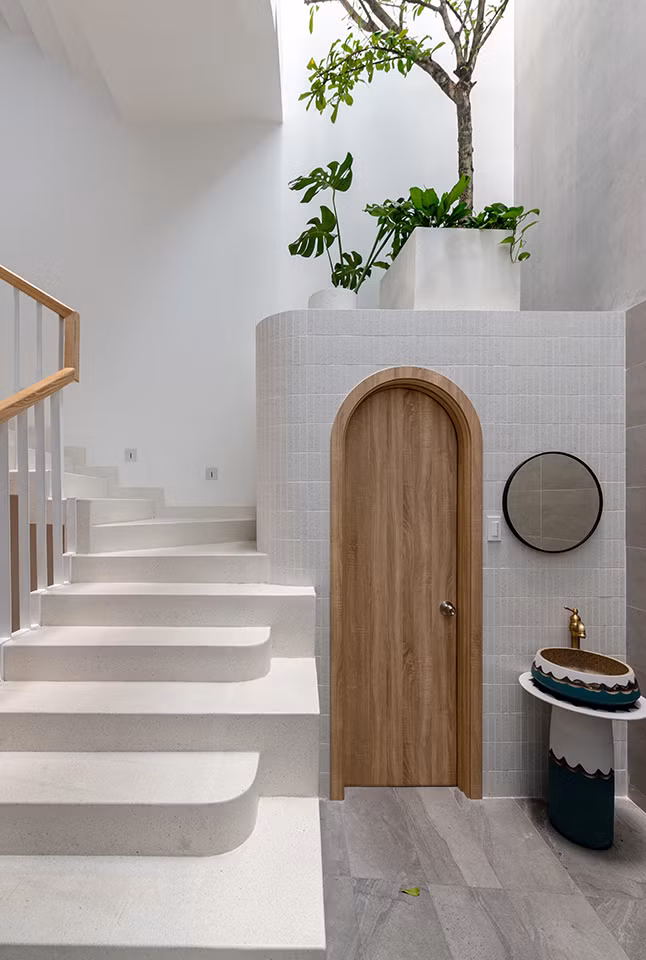 Giếng trời giúp đưa ánh sáng lưu thông theo chiều dọc đến mọi không gian trong nhà.