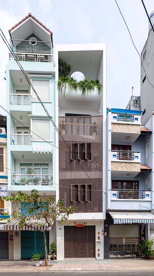 Tọa lạc tại quận 8 (TP HCM), Nhà Xanh Lơ được thiết kế dành cho đôi vợ chồng trẻ trẻ sống cùng cậu con trai.