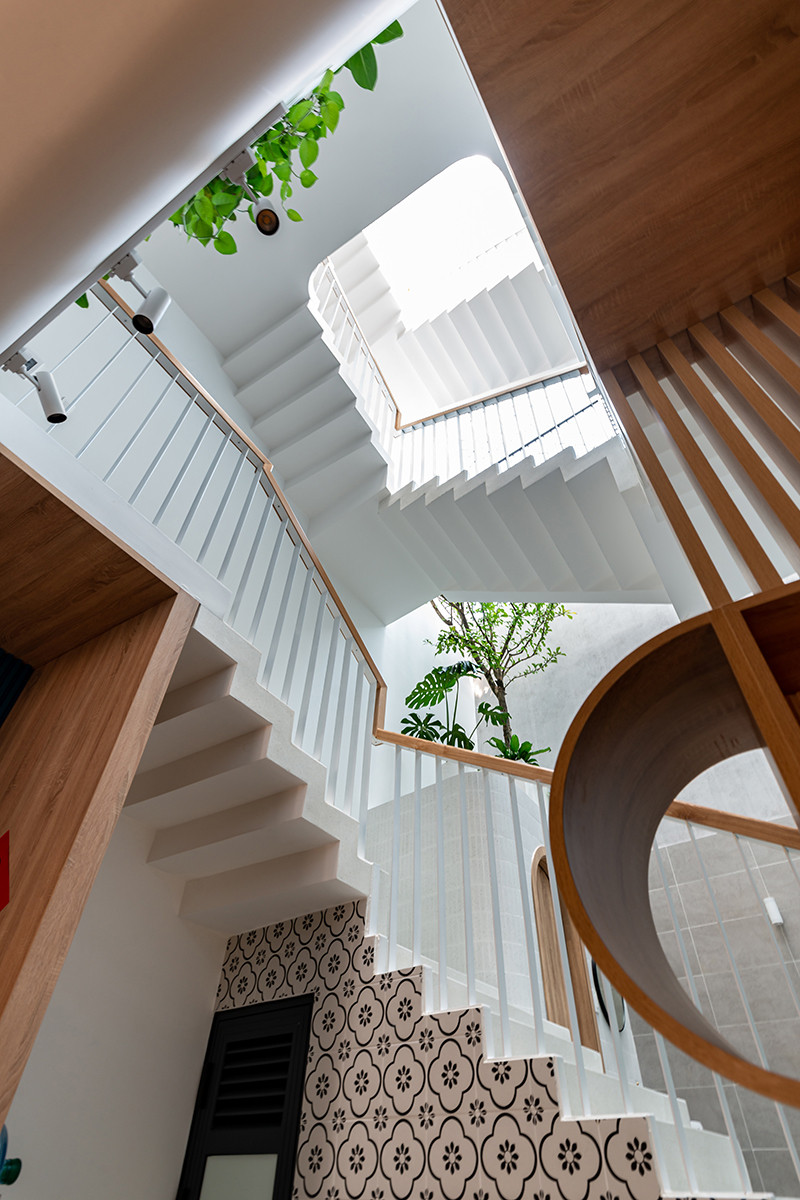 Điểm đặc biệt là cầu thang hình ziczac (cầu thang gấp giấy), nằm giữa giếng trời và không cặp vách với bức tường cuối.