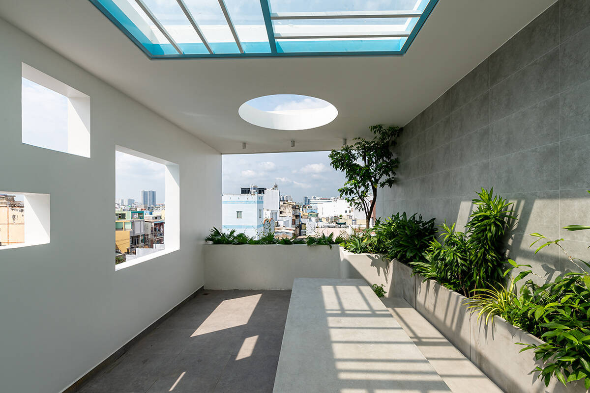 Khoảng sân thượng ngập nắng, gió và cây xanh. Nguồn ảnh: LonTon Studio