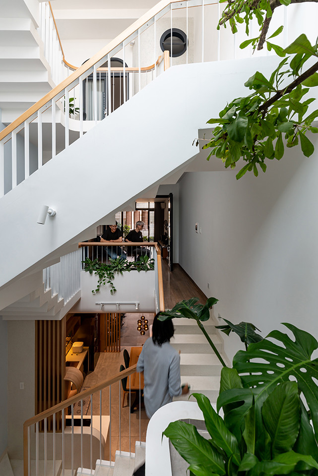 Thiết kế này tạo cảm giác cầu thang như ở giữa không trung, kết hợp với khoảng thông tầng mang đến trải nghiệm thú vị.