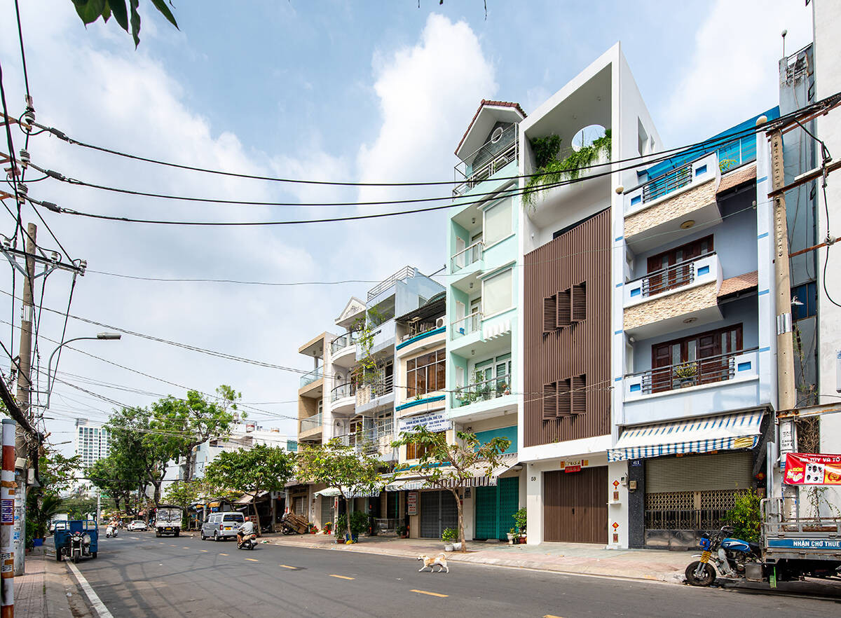 Với diện tích 61m2 cùng kết cấu nhà ống điển hình, bài toán đặt ra cho nhóm thiết kế là xây nhà 1 trệt, 2 lầu, có chỗ để xe, có đủ phòng khách, bếp + ăn, khu thờ, sân phơi trên sân thượng và 2 phòng ngủ.