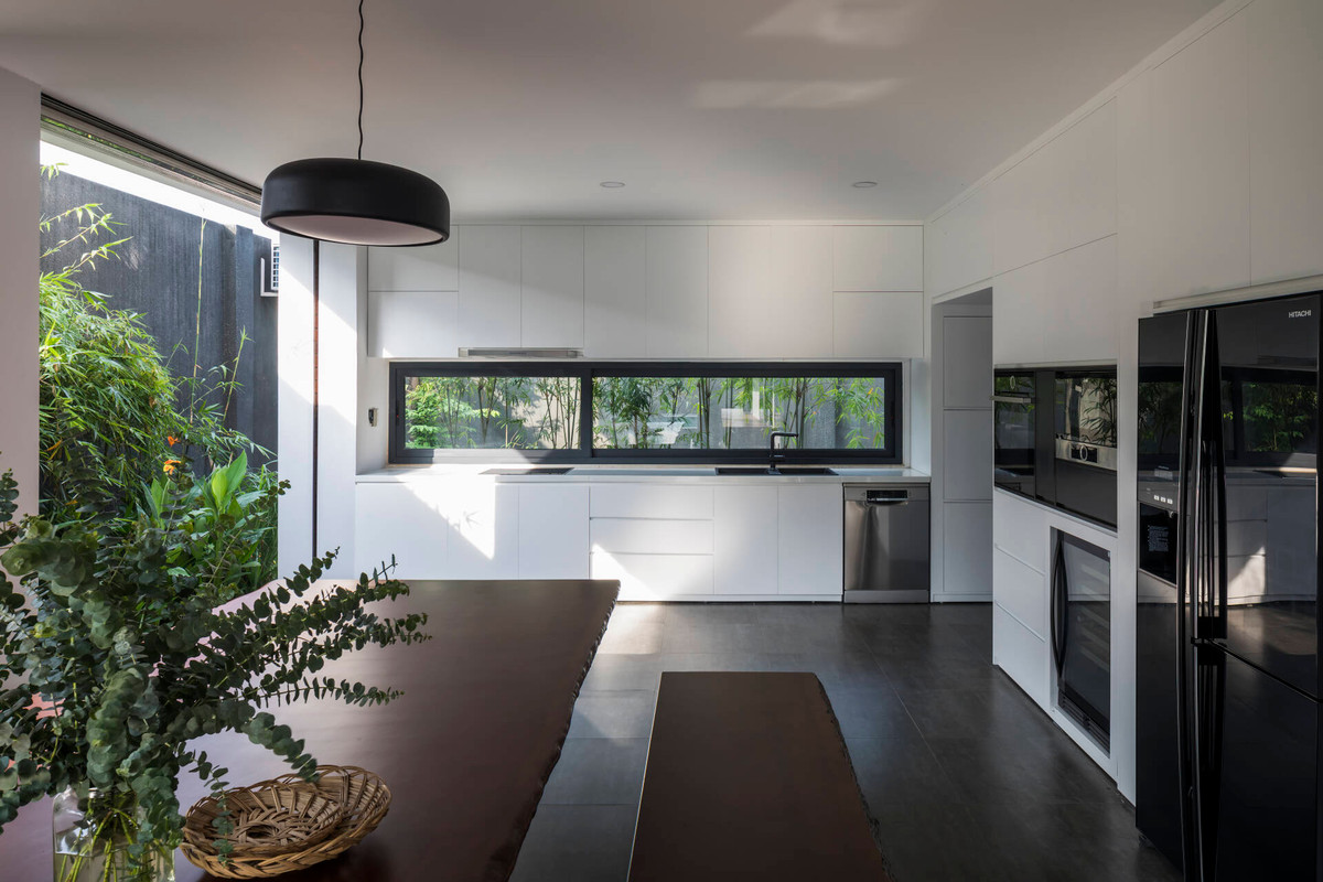 Phòng bếp sáng thoáng, nấu ăn không lo bị đọng mùi thức ăn.