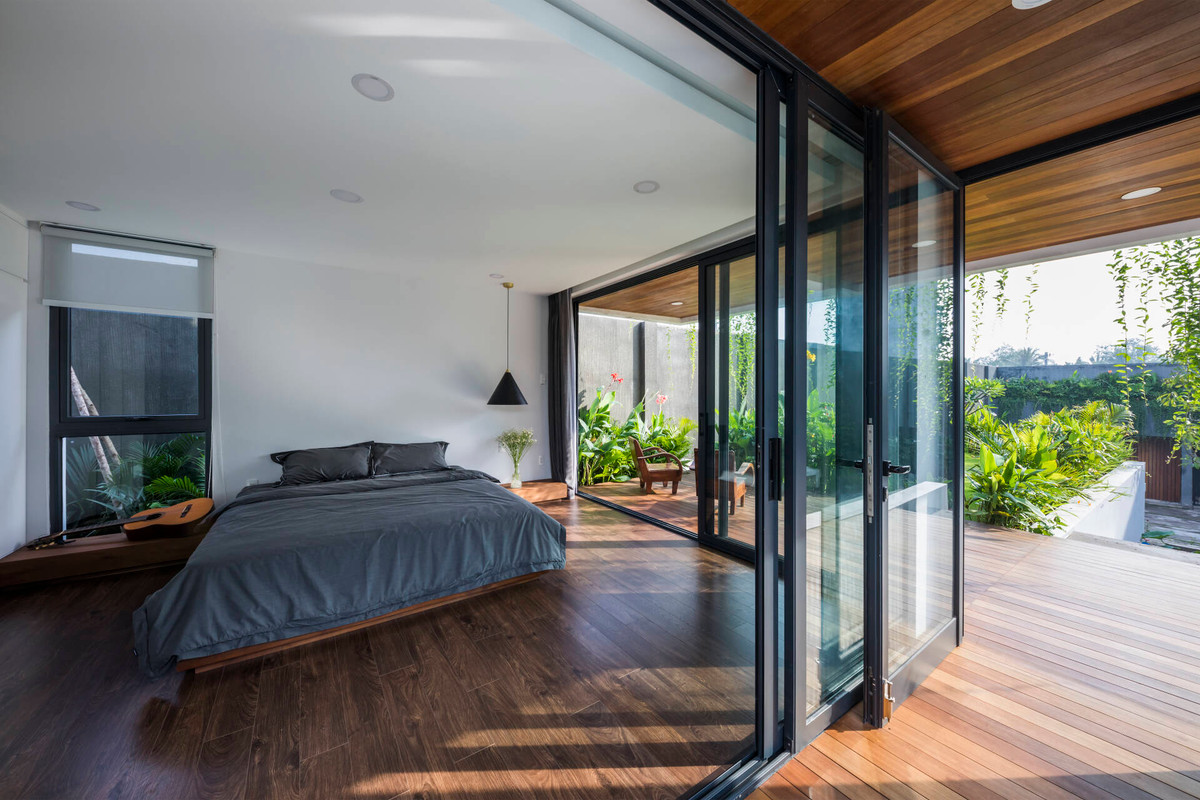 Tại tầng 1 của căn nhà còn thiết kế phòng ngủ tối giản, ngập ánh sáng cho ông bà.