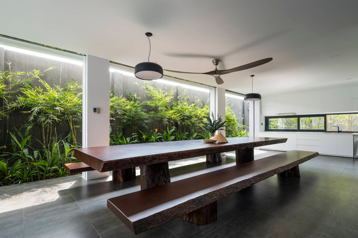 Phòng ăn và bếp được đặt ở tầng trệt với ánh sáng ngập tràn bao phủ ở mọi phía.