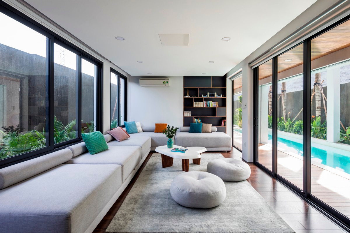 Phòng sinh hoạt chung thiết kế mở hai mặt tiếp xúc trực tiếp với gió trời giúp căn phòng thông thoáng và mát mẻ.