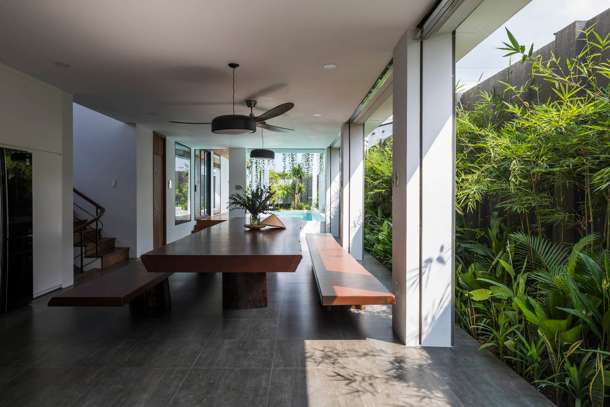 Khu vực bàn ăn kết nối vớ hàng cây xanh cùng bể bơi.