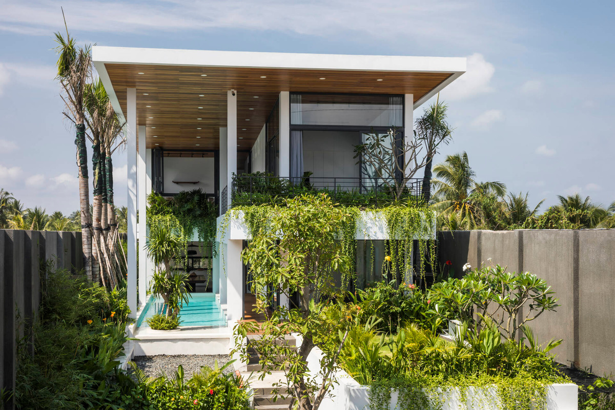 Ngôi nhà 2 tầng trải dài trên 190m2 với nhiều giải pháp đón sáng và kết nối với cảnh quan.