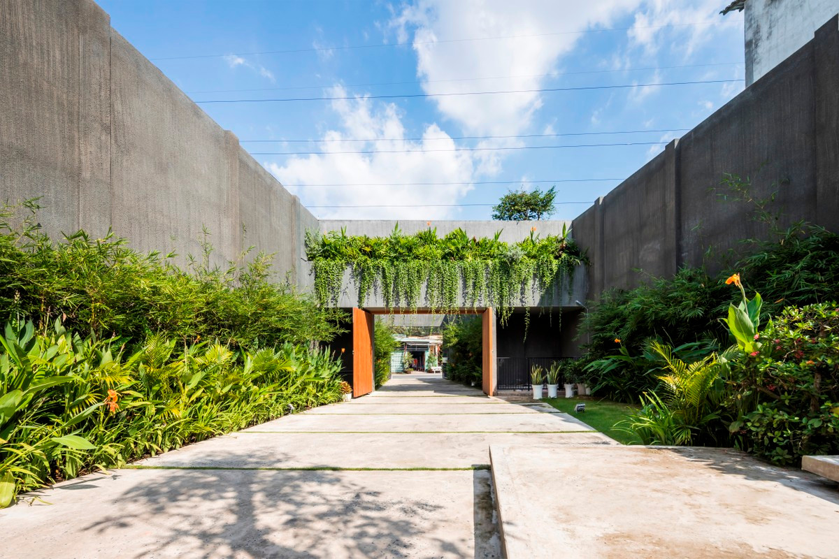 Do đó, kiến trúc sư dành hơn nửa diện tích cho khu vườn với nhiều cây xanh bao quanh.