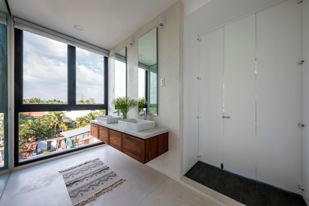 Phòng tắm thiết kế đơn giản, sử dụng gam màu trắng chủ đạo.