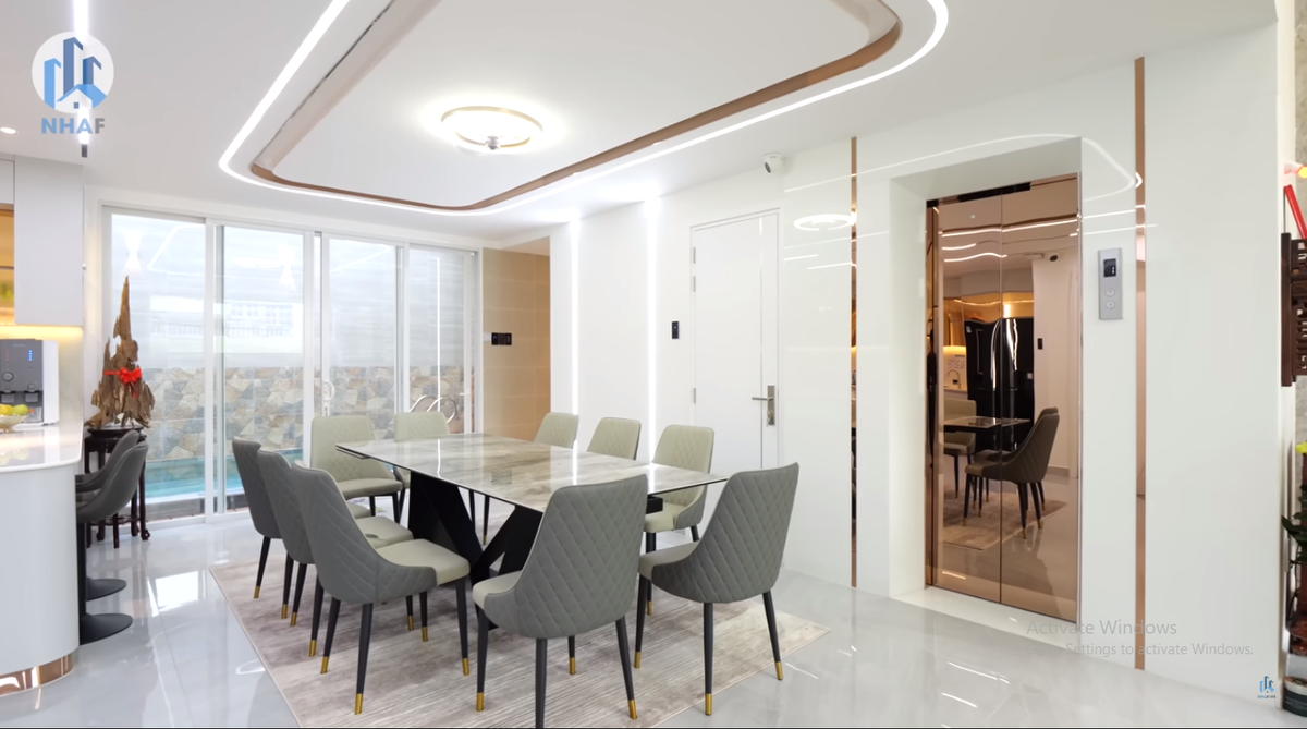 Đối diện phòng khách là khu vực phòng ăn với chiếc bàn thông minh có thể kéo dài khi cần. Ảnh chụp màn hình NhaF