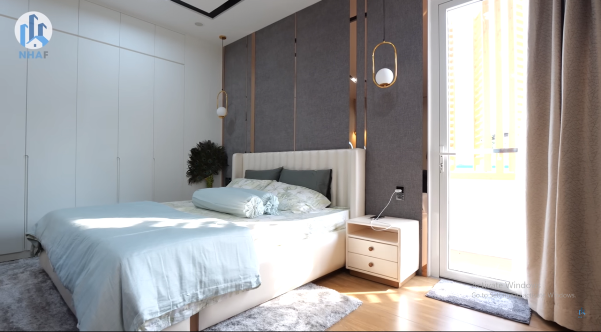 Không gian phòng ngủ trang nhã với màu sắc hài hoà. Ảnh chụp màn hình NhaF