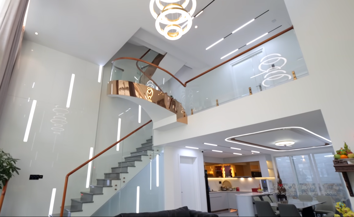 Phòng khách rộng rãi với không gian thông tầng có điểm nhấn là đèn chùm sang trọng. Ảnh chụp màn hình NhaF