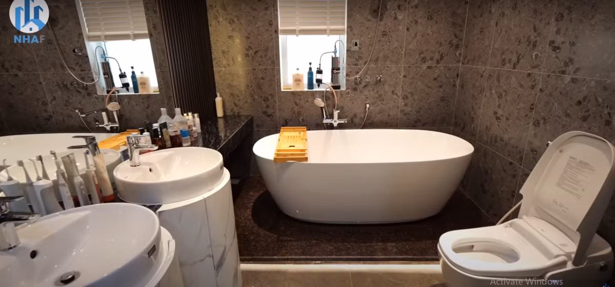 Phòng tắm hiện đại với chiếc bồn lớn như trong khách sạn. Ảnh chụp màn hình NhaF
