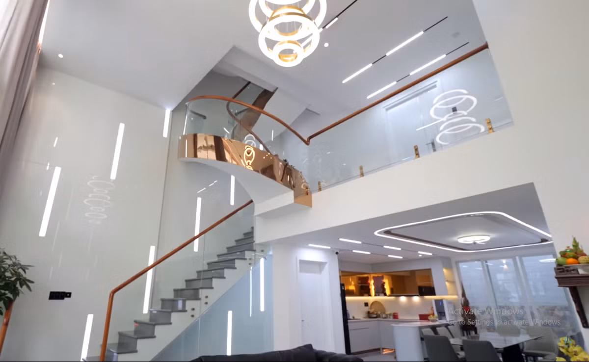 Phòng khách rộng rãi với không gian thông tầng có điểm nhấn là đèn chùm sang trọng. Ảnh chụp màn hình NhaF