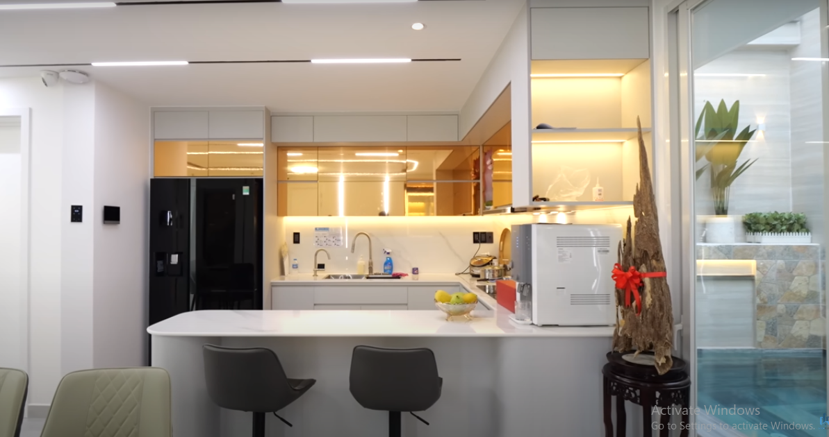 Nhà bếp cũng sử dụng gam màu trắng chủ đạo. Ảnh chụp màn hình NhaF