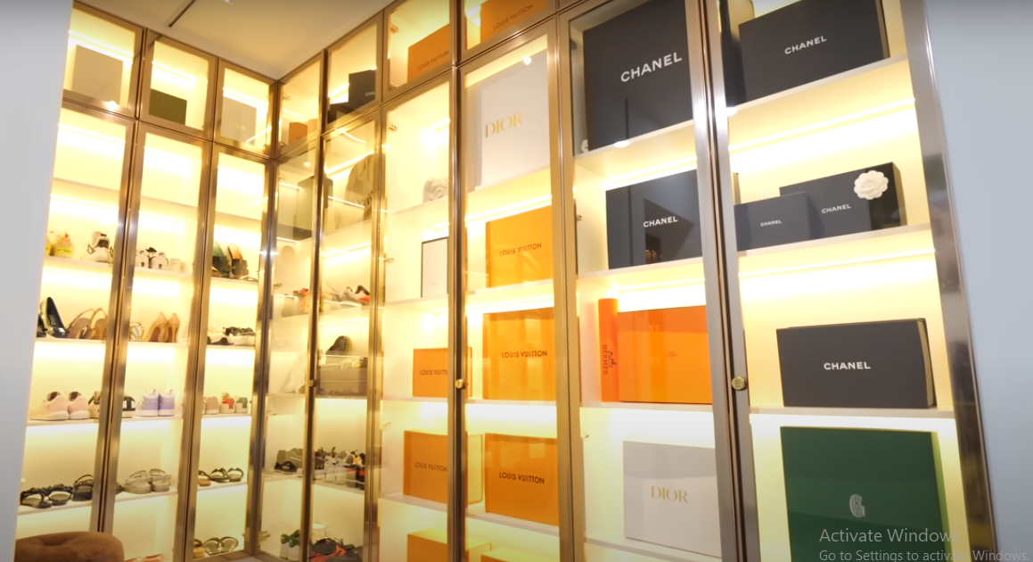 Trong nhà, vợ chồng Thu Trang - Tiến Luật dành một khu vực riêng đặt tủ đồ lớn. Ảnh chụp màn hình NhaF