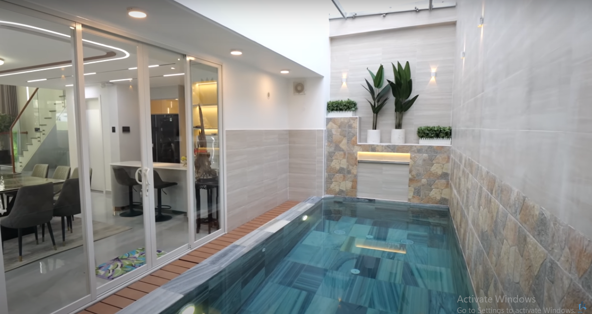 Phía sau nhà có hồ bơi lớn. Ảnh chụp màn hình NhaF