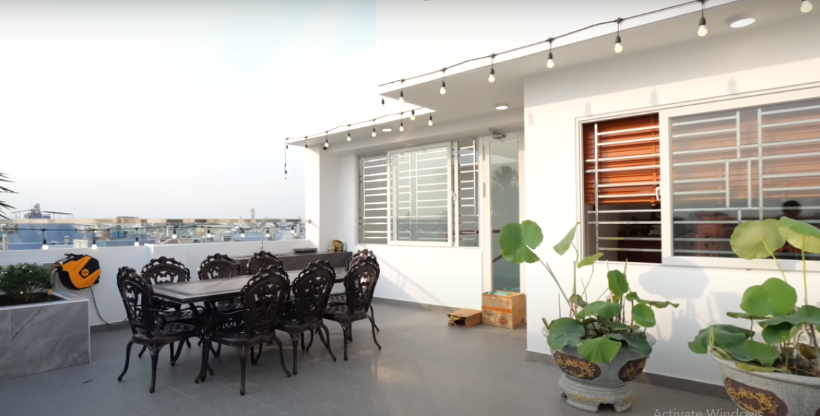 Trên sân thượng, Thu Trang - Tiến Luật đặt nhiều chậu cây xanh và một bộ bàn ăn để gia đình sum họp. Ảnh chụp màn hình NhaF