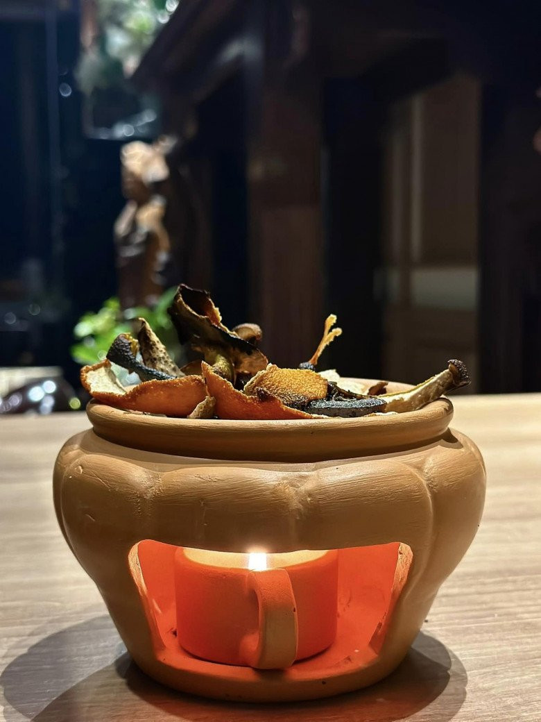 Nam MC dùng bếp xông nhỏ để đốt vỏ trái cây cho thơm như cam, quýt, bưởi...