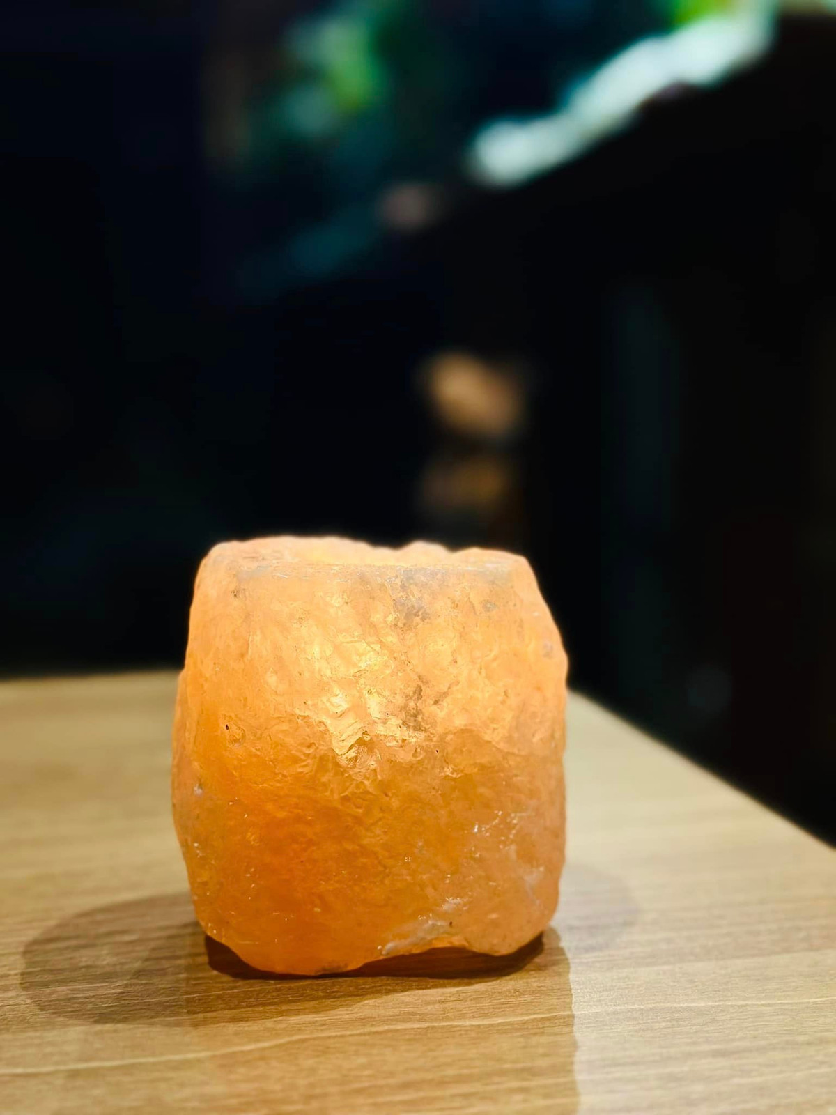 Không chỉ lung linh, nến đặt trong đá muối còn giúp thư giãn, có lợi cho sức khoẻ.