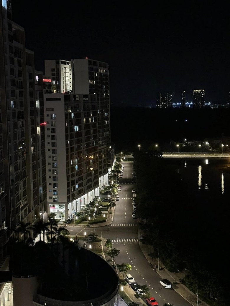 Căn nhà của MC Đại Nghĩa có tầm nhìn ra bên ngoài thoáng đãng.