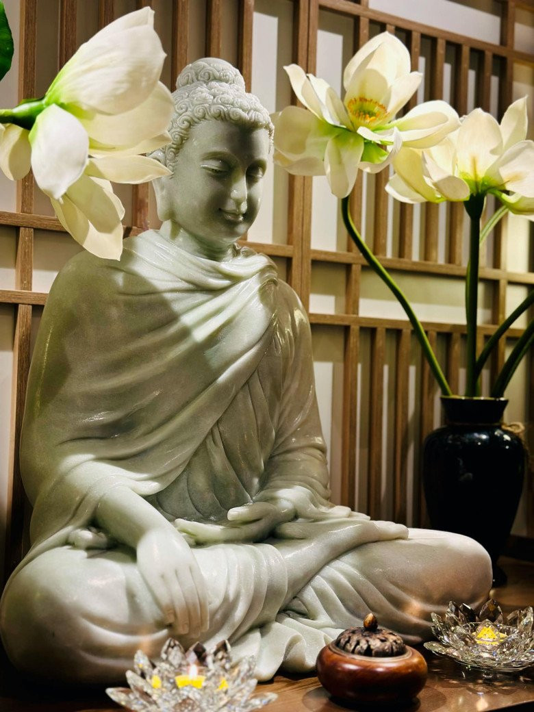 Bức tượng Phật đẹp cùng hoa sen trắng khiến ai nhìn cũng cảm thấy an yên.