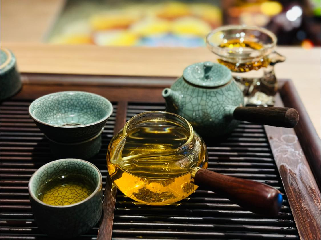 Trong nhà, MC Đại Nghĩa bố trí bộ ấm chén, bếp nhỏ, nến... tạo không gian đầy thư giãn, nhẹ nhàng.