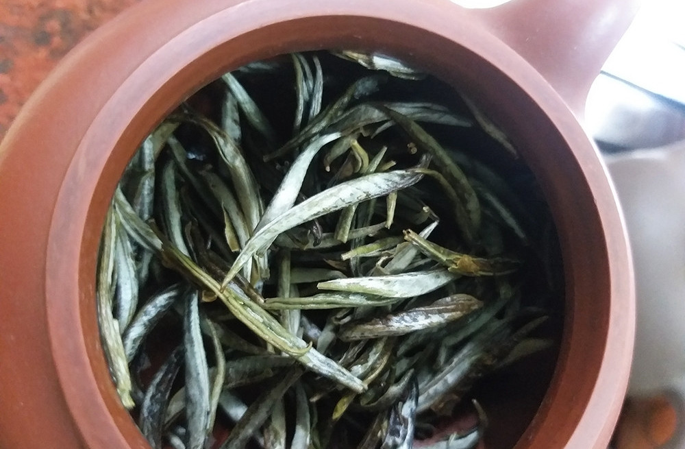 Trên thị trường, bạch trà được rao bán với nhiều mức giá khác nhau. Tuy nhiên, để mua được loại bạch trà từ cây trà Shan tuyết vài trăm năm tuổi trên đỉnh Tây Côn Lĩnh không dễ. Ảnh: Vietnamnet