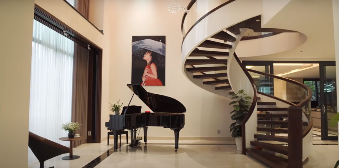 Tiếp đến làm không gian khách đệm với khoảng thông tầng và cầu thang xoắn ốc làm điểm nhấn.