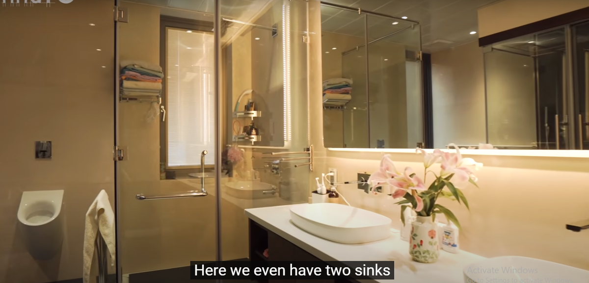 Phòng tắm hiện đại như khách sạn 5 sao, có phòng xông hơi và nội thất thông minh.