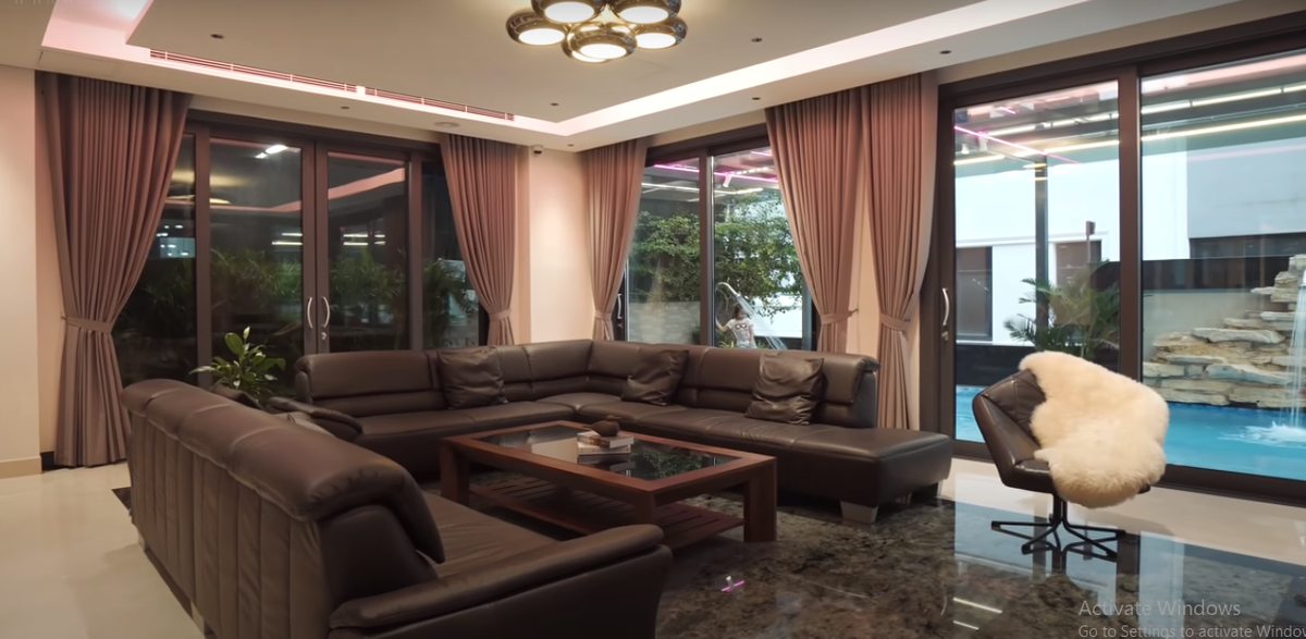 Toàn bộ gạch ốp sàn trong phòng khách bằng đá thạch anh, vừa mang tính chất phong thuỷ, vừa có tính thẩm mỹ cao.