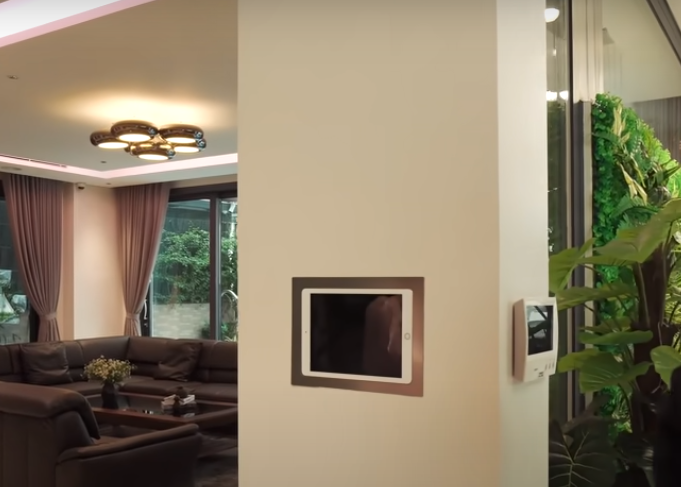 Đáng chú ý, trong căn biệt thự có hẳn chiếc iPad giới thiệu các không gian chức năng trong nhà. Toàn bộ ngôi nhà được tích hợp điện thông minh.