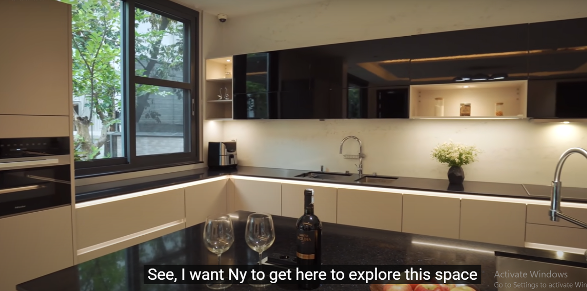 Nội thất trong phòng bếp cũng được nhập khẩu từ nước ngoài.