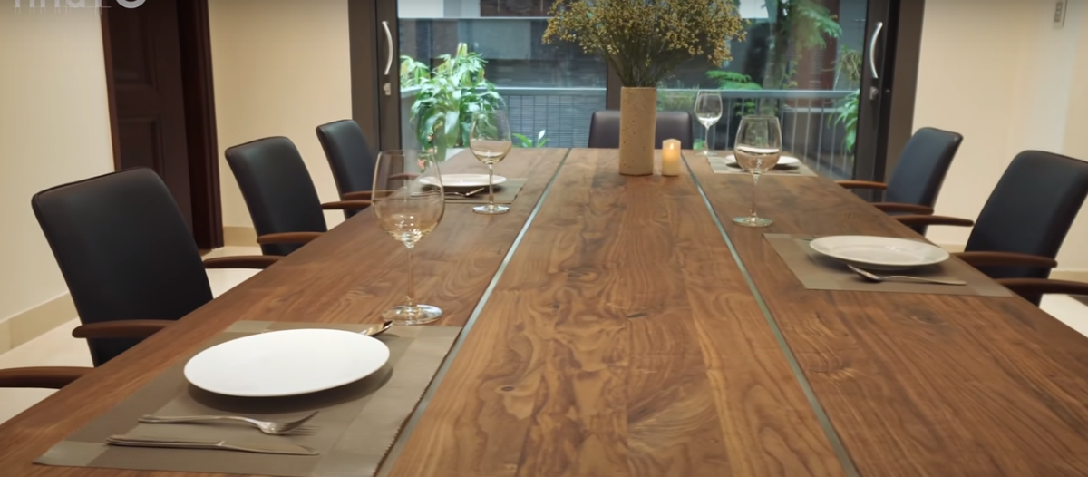 Bàn ăn lớn bằng gỗ óc chó được nhập khẩu từ Đức.