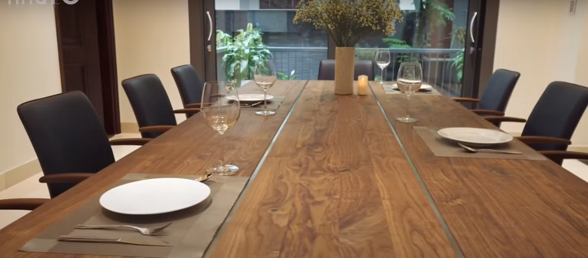 Bàn ăn lớn bằng gỗ óc chó được nhập khẩu từ Đức.