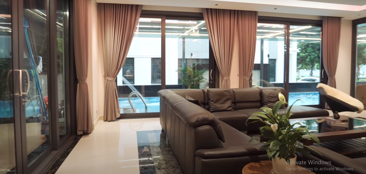 Mọi thứ trong nhà từ ánh sáng, rèm, điều hoà... đều có thể điều khiển từ xa.