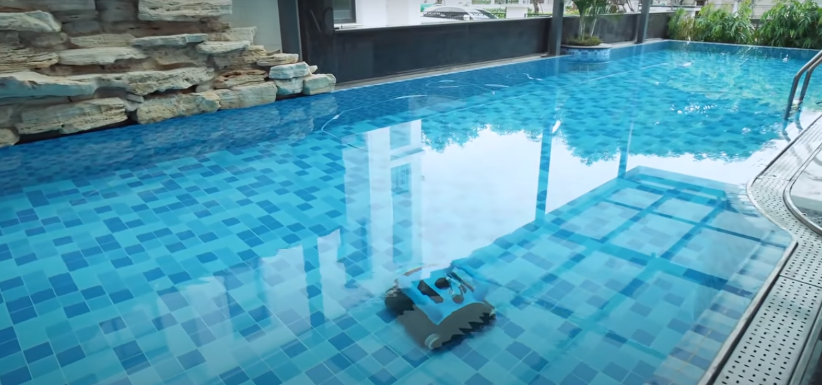 Một con robot giúp vệ sinh toàn bộ đáy bể được điều khiển từ xa.