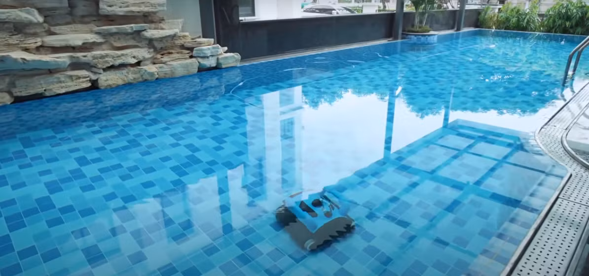 Một con robot giúp vệ sinh toàn bộ đáy bể được điều khiển từ xa.