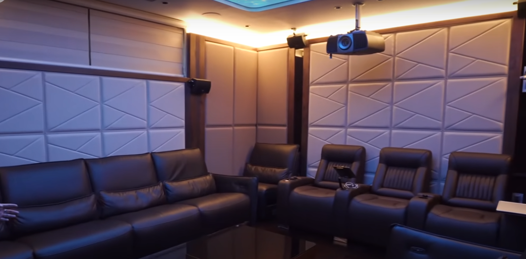 Ngoài ra, căn biệt thự còn có phòng tập yoga, phòng giải trí tích hợp công nghệ. Nguồn ảnh: chụp màn hình NhaTO