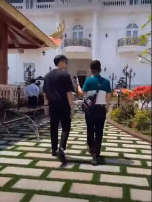 Can canh biet thu nuoi 4 tan ca Koi cua dai gia mien Tay