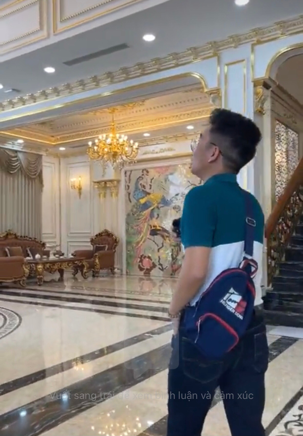 Căn biệt thự gồm 3 tầng, tổng diện tích sàn một tầng là 500m2.