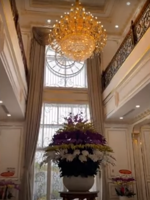 Bên trong biệt thự sử dụng gam màu trắng làm chủ đạo và được dát vàng hiện đại.