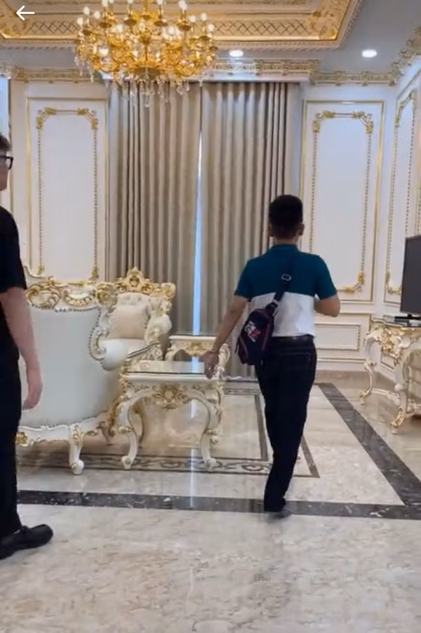 Phòng sinh hoạt chung trên tầng 1 của căn biệt thự có view nhìn ra thẳng khuôn viên sân vườn và hồ bơi.