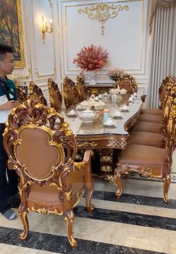 Bộ bàn ăn hiện đại gồm 12 ghế với giá trị hơn 1 tỷ đồng.