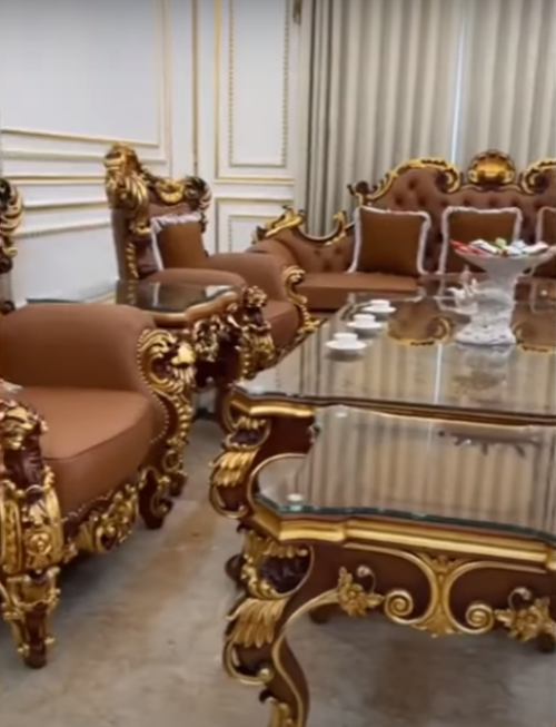 Điểm nhấn của phòng khách là bộ bàn ghế giá trị khoảng 950 triệu đồng.